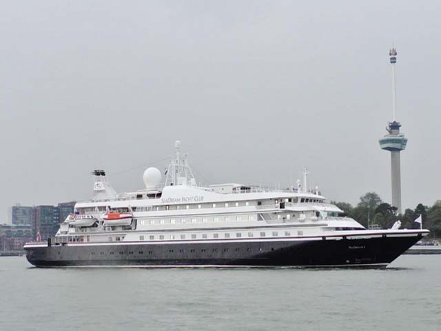 Cruiseschip ms SeaDream I van SeaDream Yacht Club aan de Cruise Terminal Rotterdam